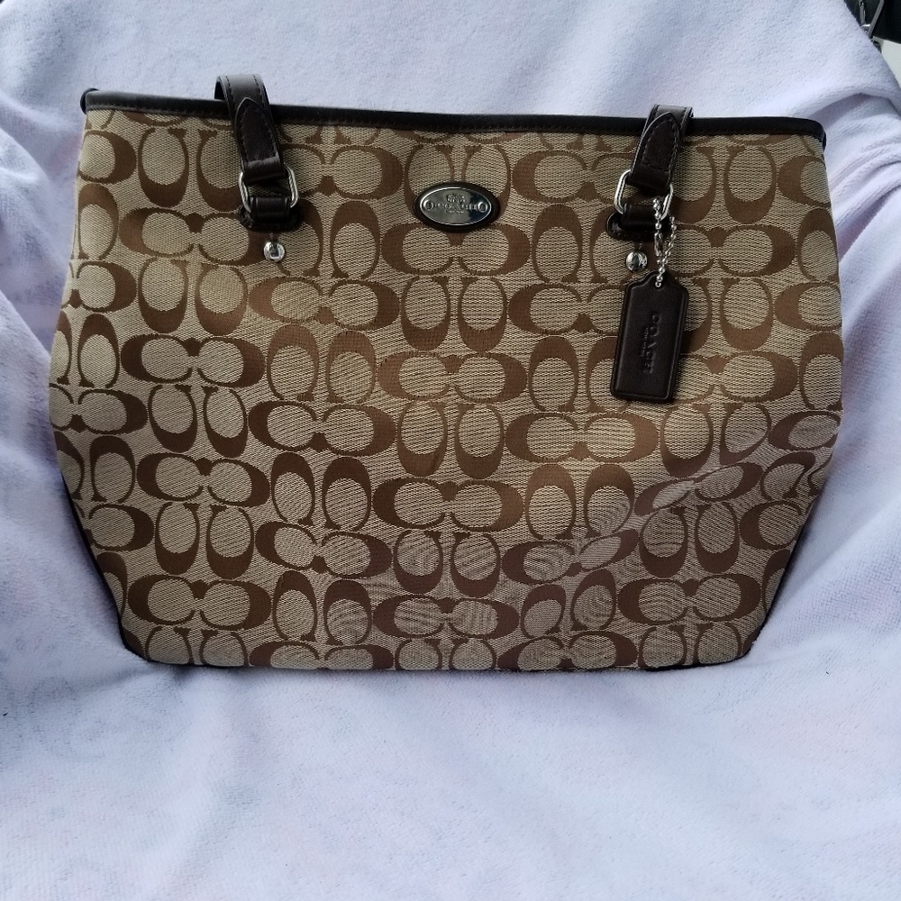 Coach Signature Shoulder Bag Tan/Brown